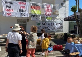 Varias personas participan en la jornada.