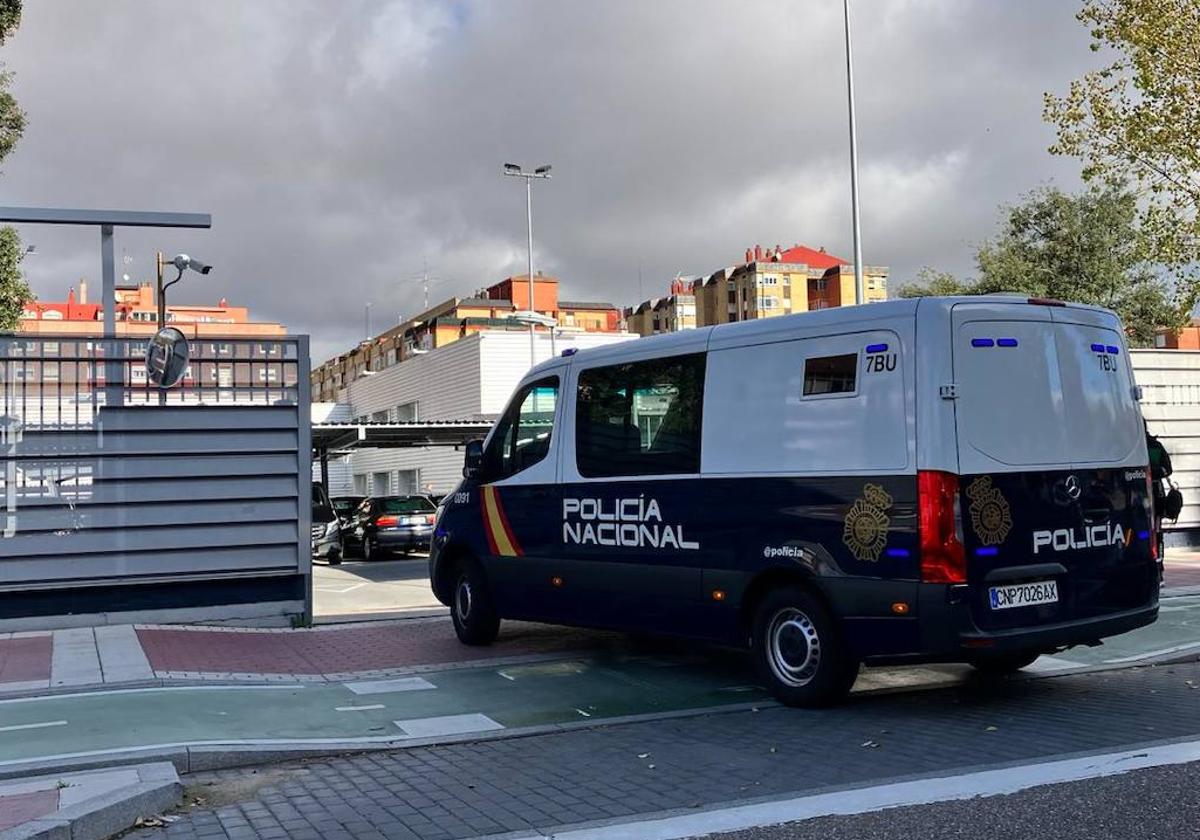 Un furgón de traslado de detenidos accede a la Comisaría de Delicias.