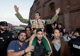 Emilio de Justo sale a hombros de la plaza de toros de Valladolid.