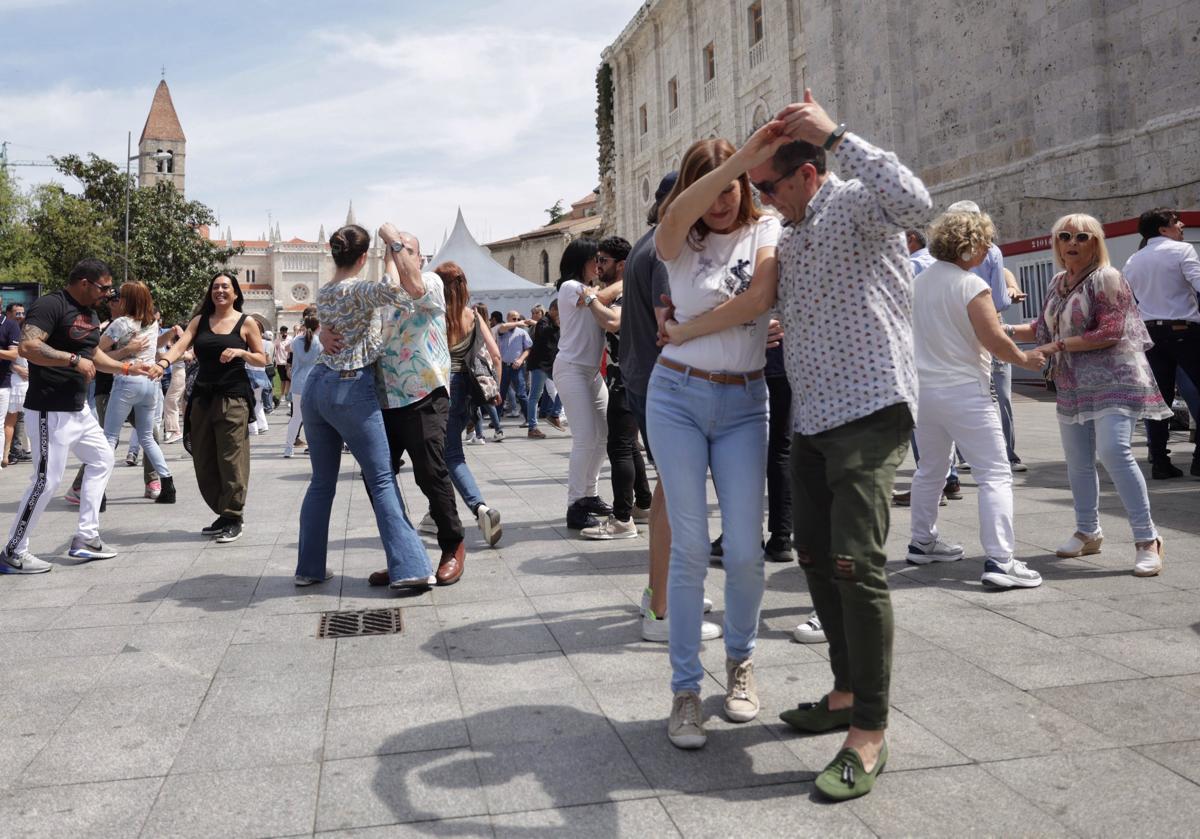 Bailes al son de los ritmos cubanos en Portugalete.