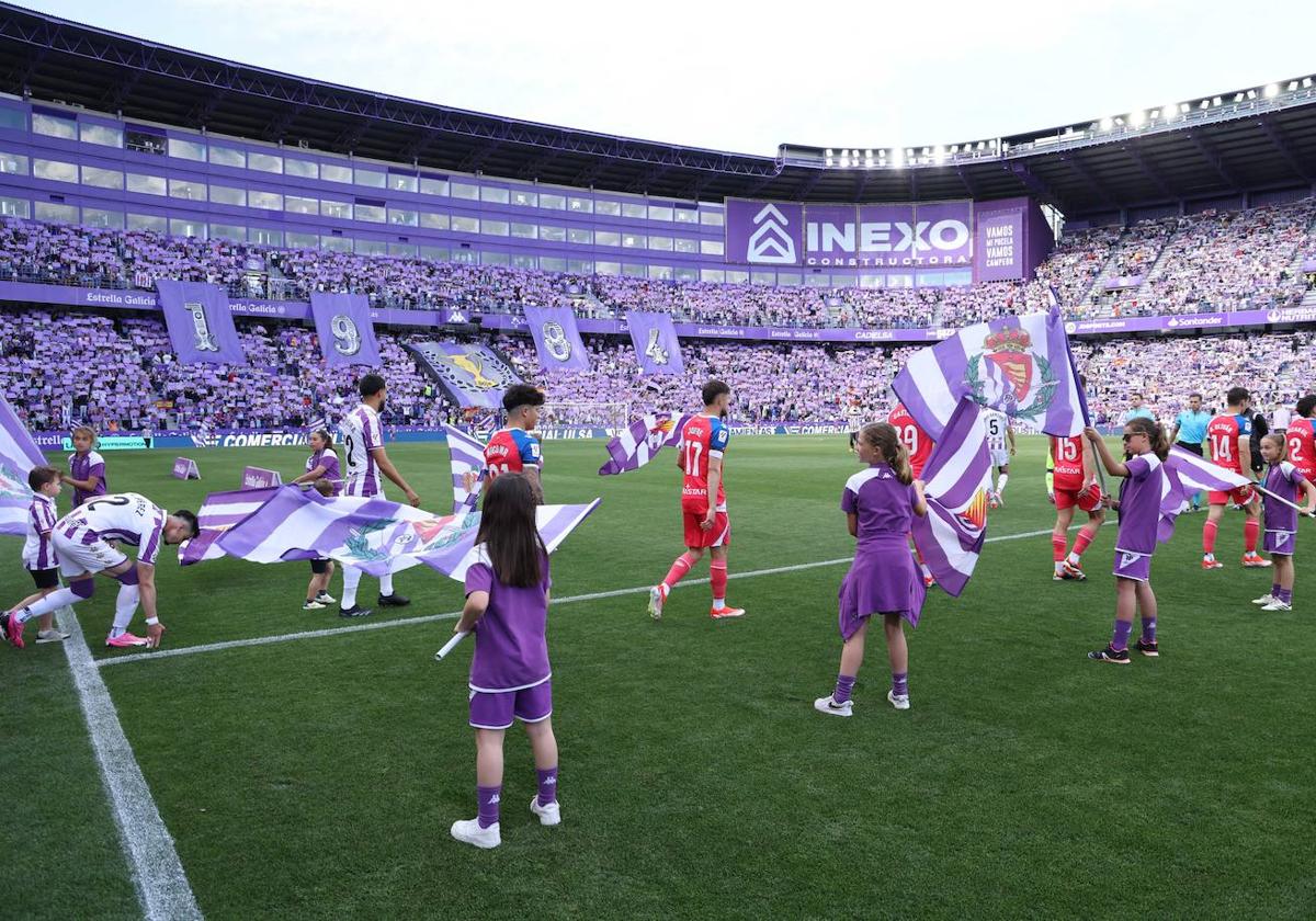 Salida de los jugadores al césped de Zorrilla en el último Real Valladolid-Espanyol.