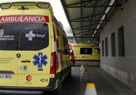 Dos ambulancias en el acceso a Urgencias.