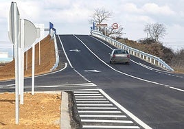 Asfalto recién extendido en la carretera autonómica LE-413 en Villadangos del Páramo (León).