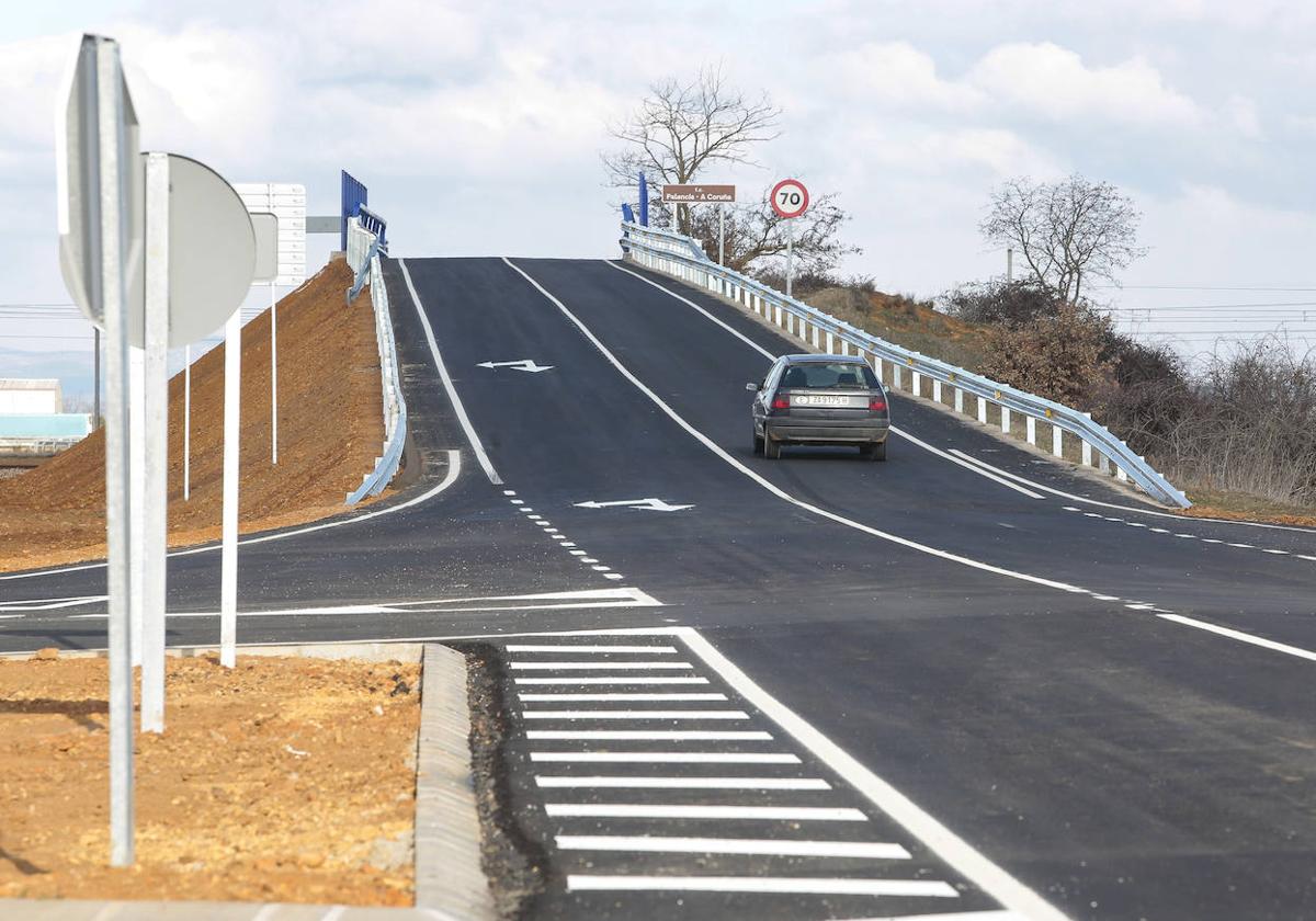 Asfalto recién extendido en la carretera autonómica LE-413 en Villadangos del Páramo (León).