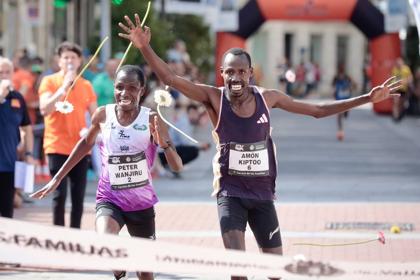 Un millar de participantes se suma a la I Carrera de las Familias de Valladolid (1/2)