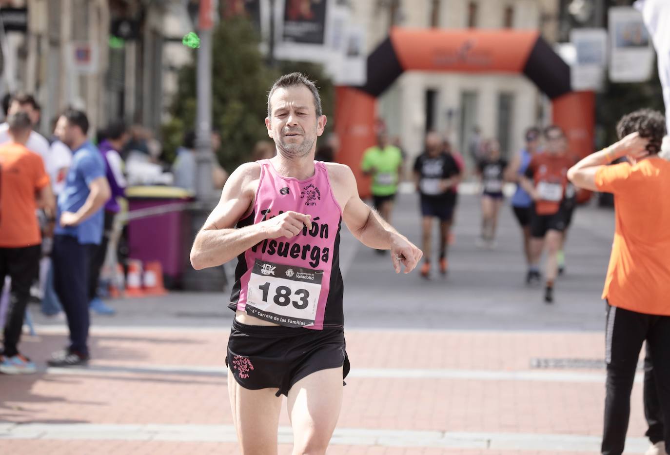 Un millar de participantes se suma a la I Carrera de las Familias de Valladolid (1/2)