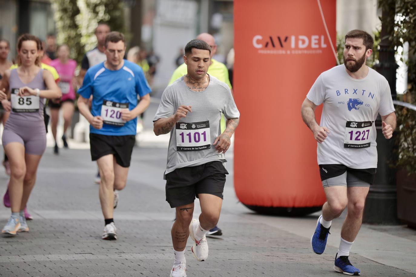 Un millar de participantes se suma a la I Carrera de las Familias de Valladolid (1/2)