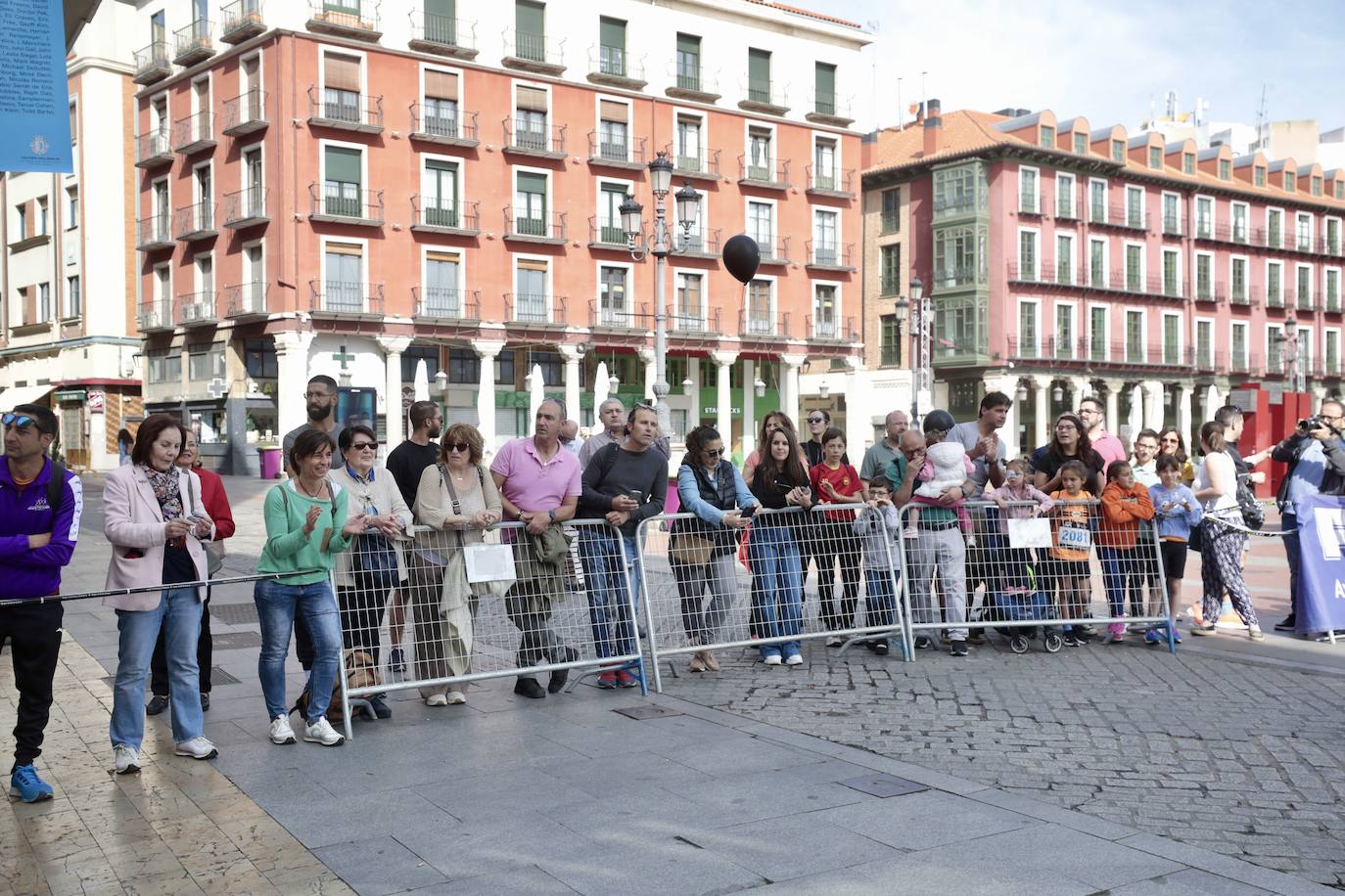 Un millar de participantes se suma a la I Carrera de las Familias de Valladolid (2/2)