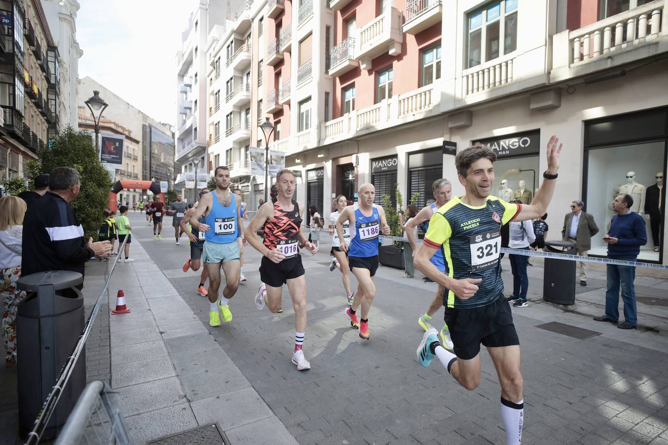 Un millar de participantes se suma a la I Carrera de las Familias de Valladolid (2/2)