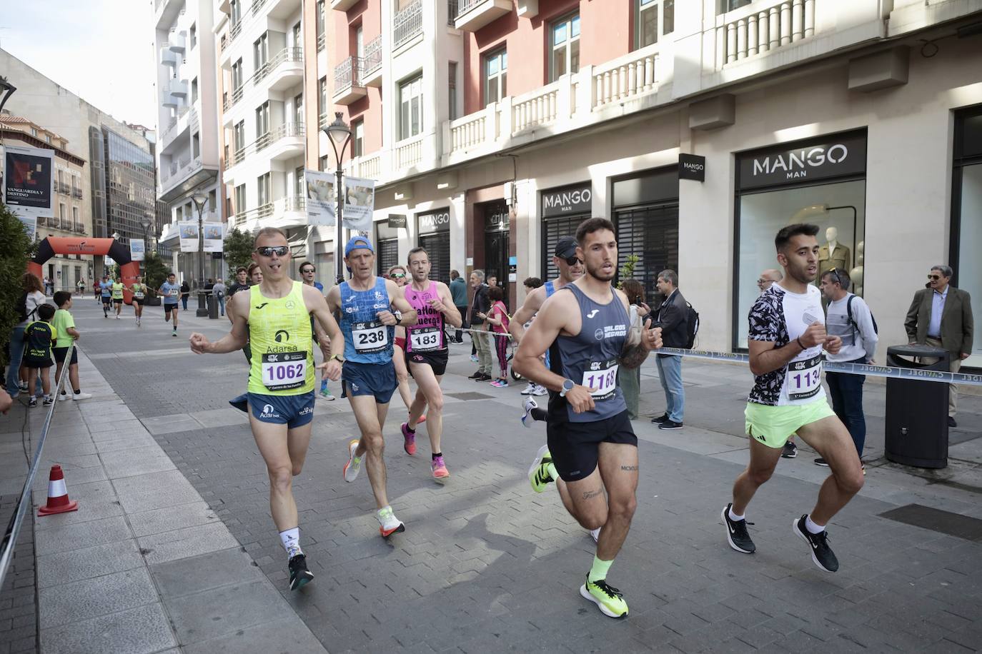 Un millar de participantes se suma a la I Carrera de las Familias de Valladolid (2/2)