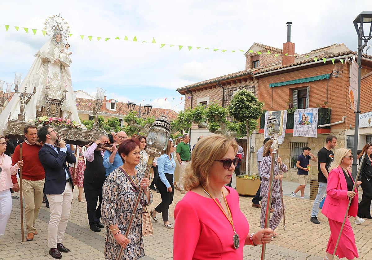 Villamuriel procesiona a la Virgen del Milagro, este domingo.