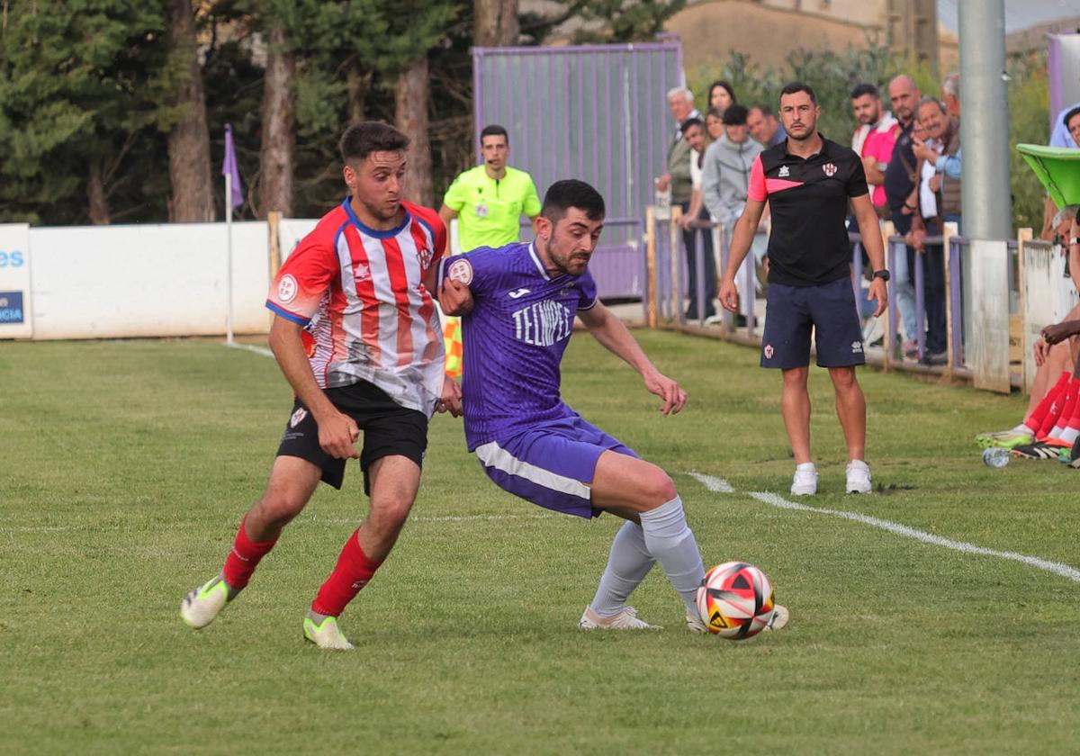 David Martín defiende un balón.