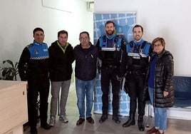 César de la Fuente (centro) y su mujer, junto a los policías que le salvaron la vida.