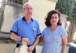 La investigadora Lola Fidalgo, con el funcionario municipal del cementerio de Palencia Julio A. Martín Villamediana.