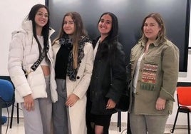 Las reinas de las fiestas de Íscar (izquierda), Yaiza Mendoza, Ana Martín y Laura Gamarra, junto a la concejala de Cultura.