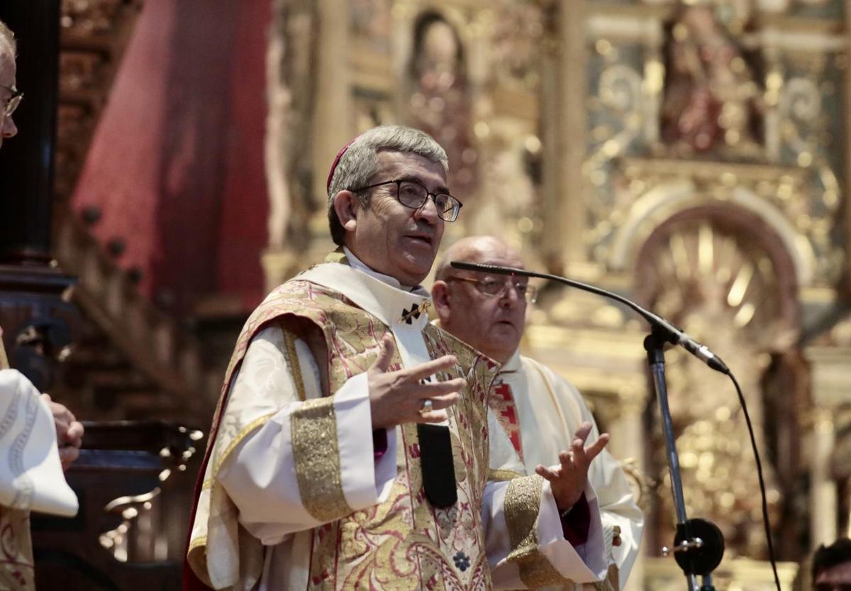 El arzobispo de Valladolid Luis Argüello durante la misa.