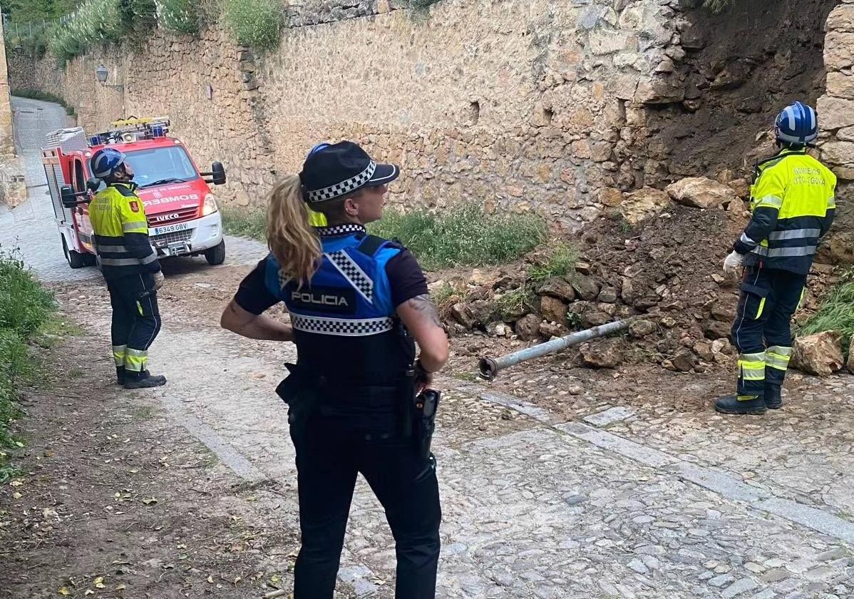 Los bomberos y policía observan el derrumbe en la subida al Parral.