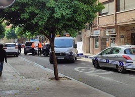 Policía Nacional y Municipal, junto con los servicios forenses, este lunes en la calle Paraíso.