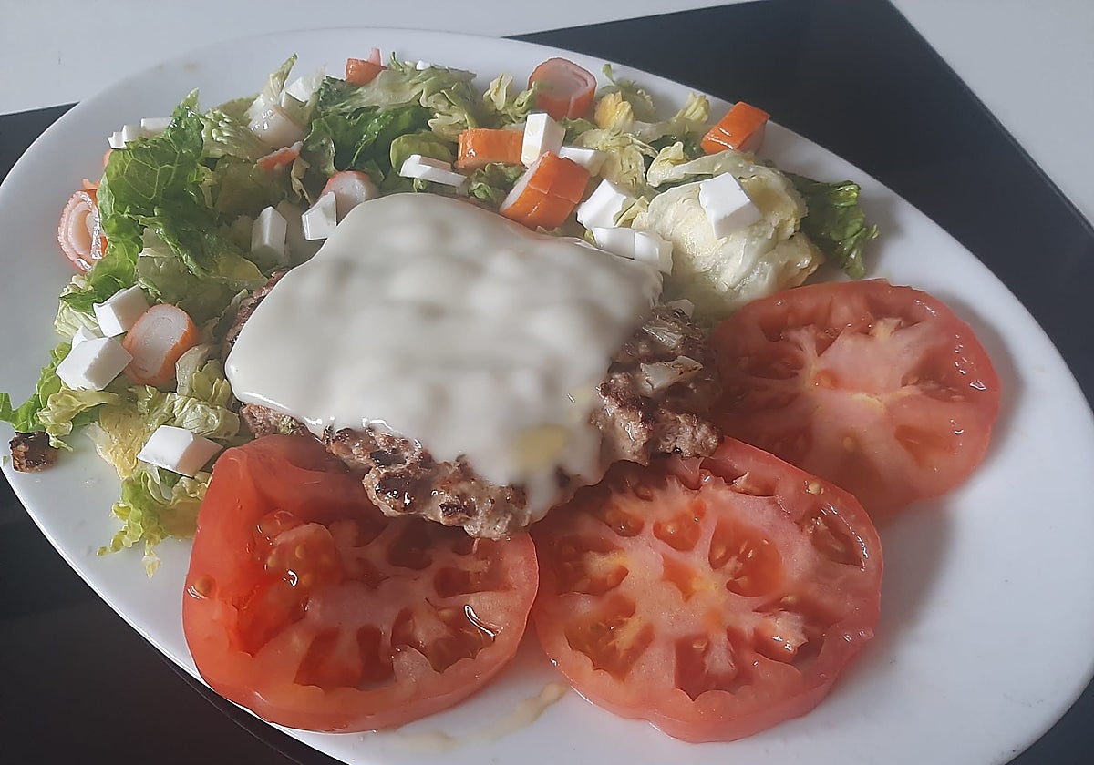 Hamburguesa con ensalada