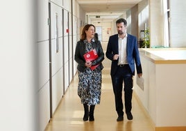 Rosa Rubio y Luis Tudanca (PSOE), en el pasillo del Grupo Parlamentario Socialista en las Cortes de Castilla y León.