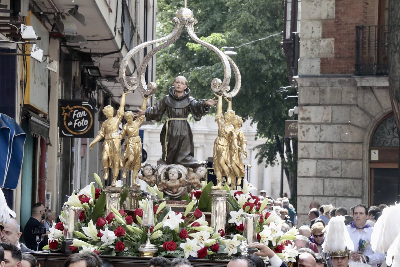 Ofrenda floral, misa y procesión en San Pedro Regalado