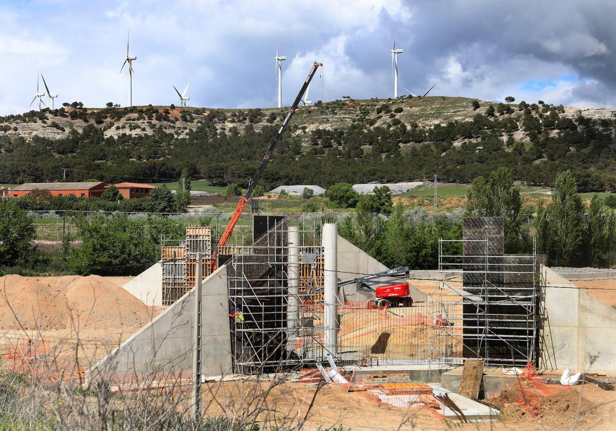 Obras de la alta velocidad junto a la autovía A-67, en el entorno de Magaz, donde se ejecutarán los cortes de tráfico.