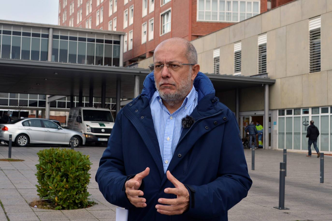 Francisco Igea, frente a la puerta del hospital Río Carrión de Palencia.