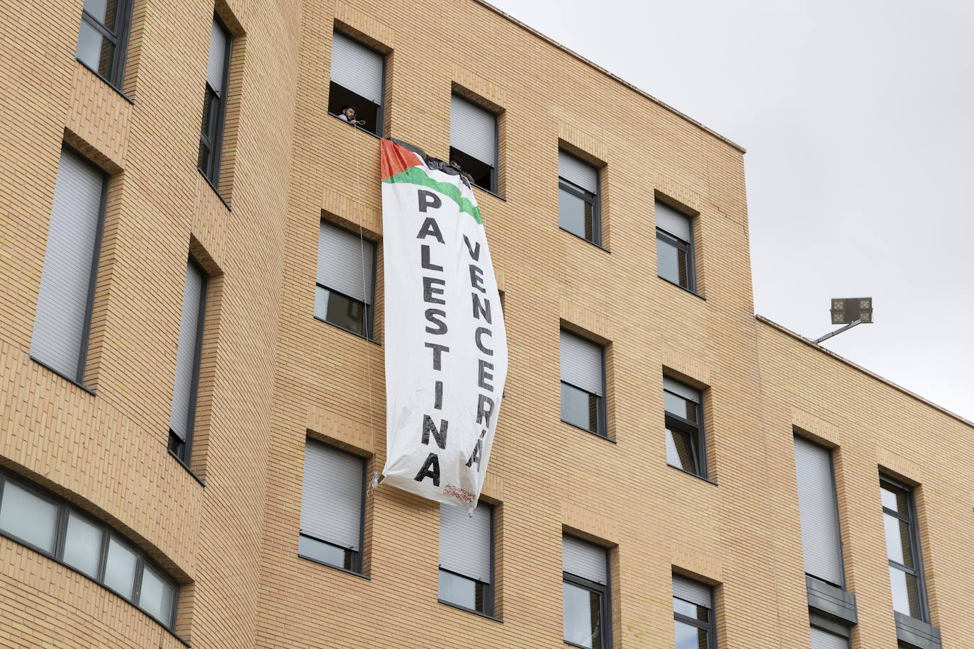 La pancarta de Alternativa Universitaria, desplegada en la facahda de Filosofía y Letras.