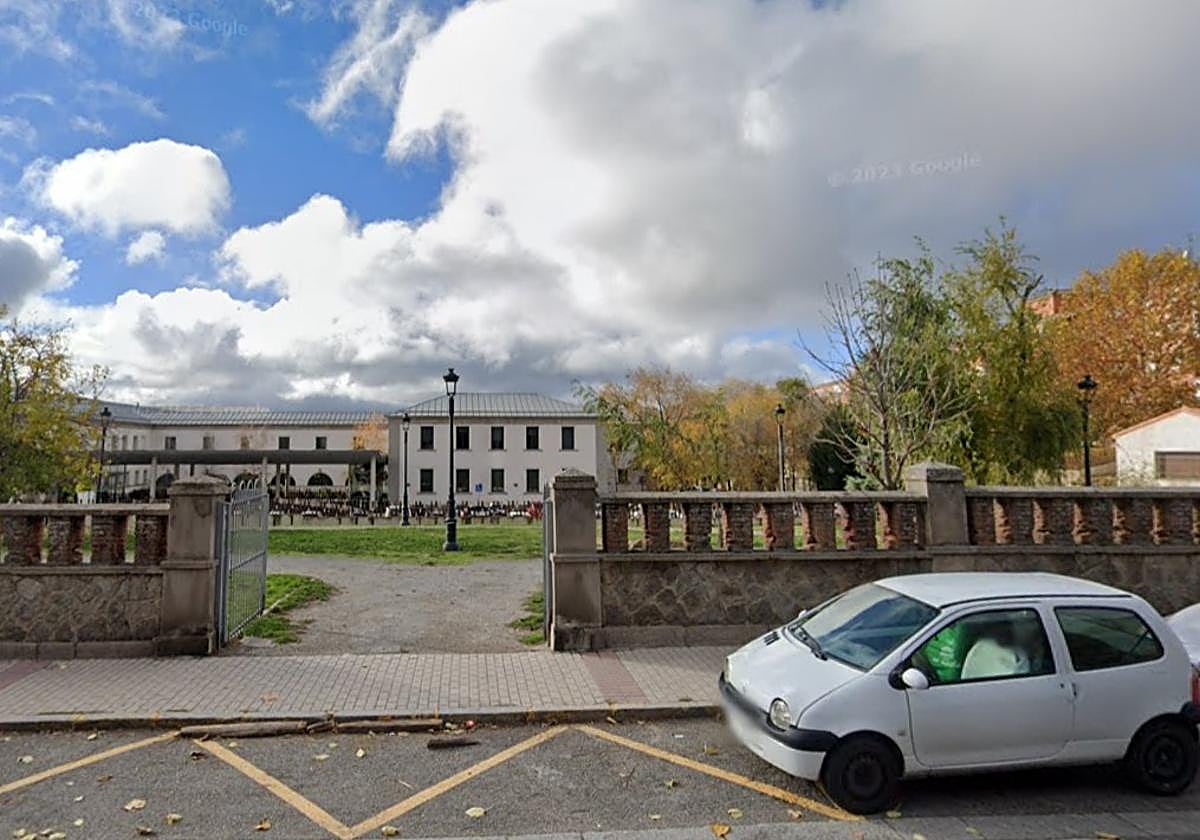 Parque precintado por la Policía Local de Ávila tras la muerte por envenenamiento de un perro.