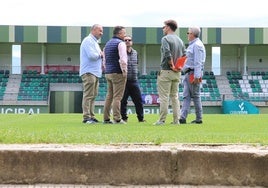 Directivos de la Segoviana y miembros de la Federación Española de Fútbol, ayer, en el campo municipal de La Albuera.