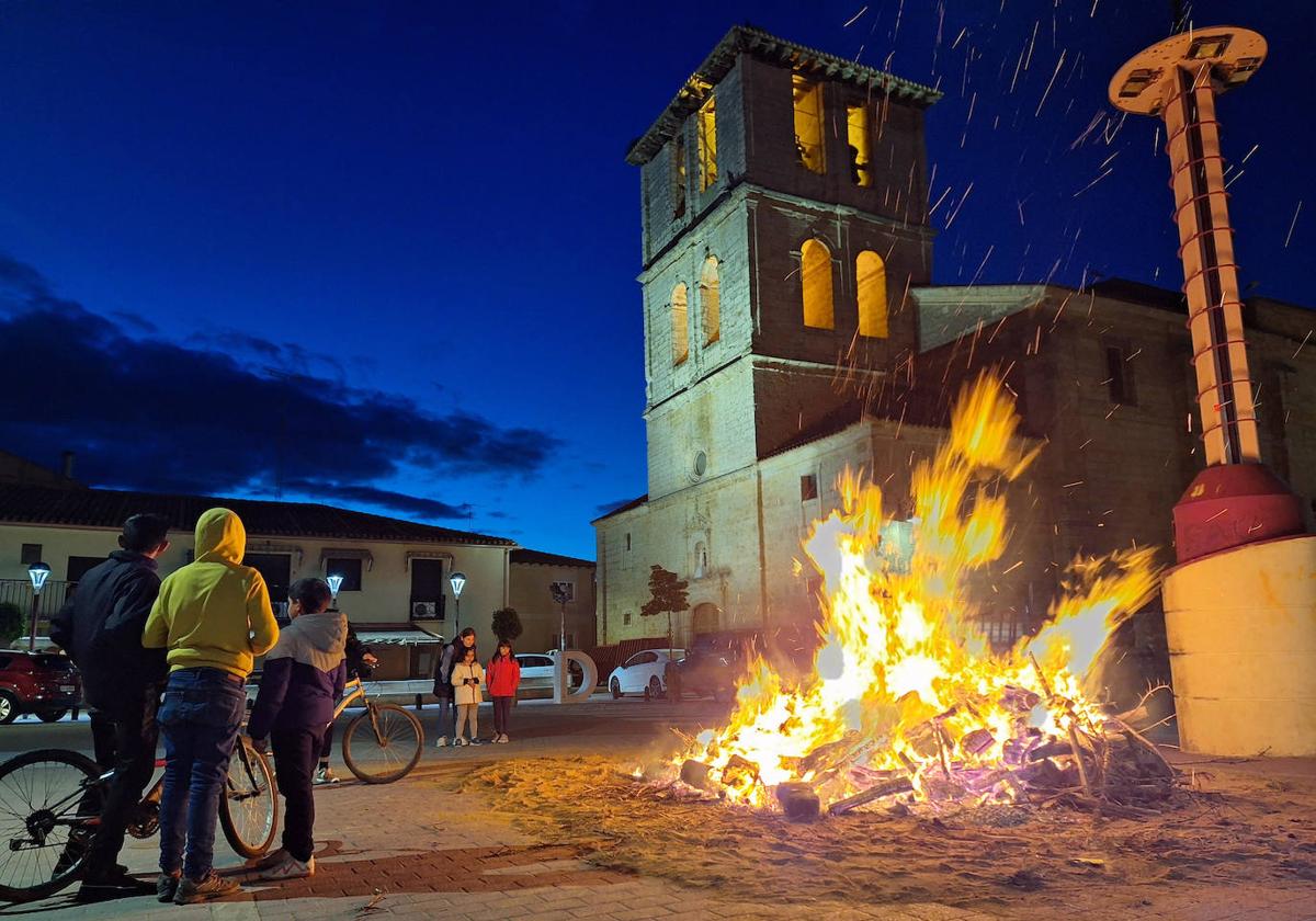 Villabrágima inicia la festividad de san Isidro con la tradicional hoguera