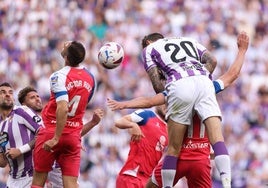 Juric intenta el remate durante el último Real Valladolid-Espanyol.