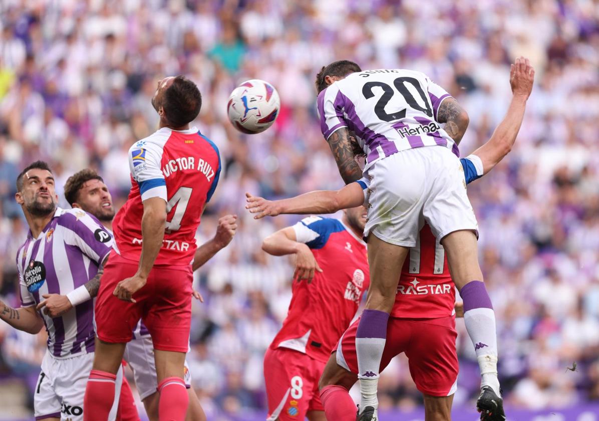 Juric intenta el remate durante el último Real Valladolid-Espanyol.