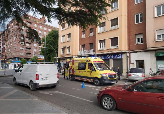 La ambulancia, en sentido contrario a la circulación, atiende en el lugar del accidente.