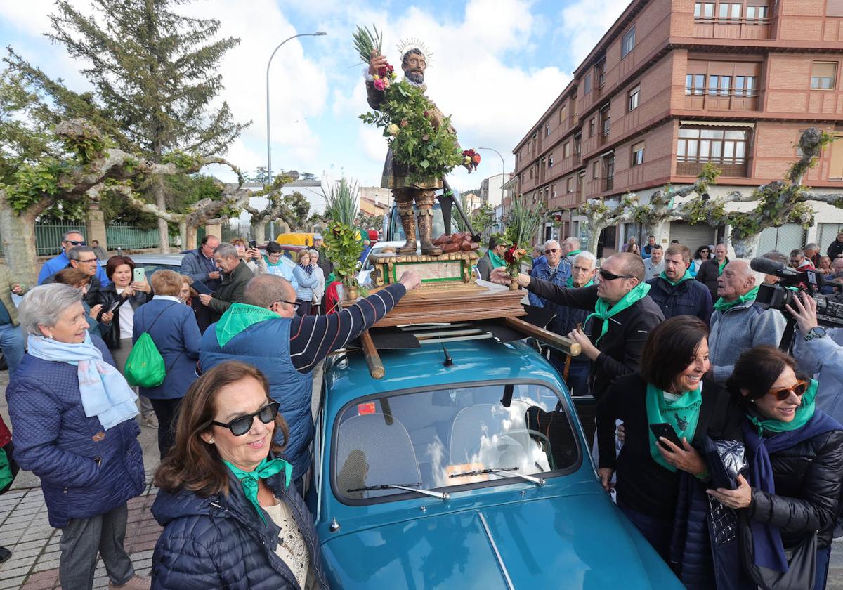 San Isidro viaja en un 600 en Dueñas