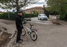 Un hombre a la puerta del convento en Belorado.