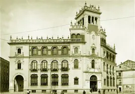 Edificio de Correos y Comunicaciones, inaugurado en febrero de 1922, obra de los arquitectos Jerónimo Arroyo y Luis Ferrero.