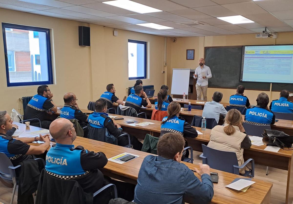 Policías municipales de Valladolid, durante una de las sesiones del curso de formación sobre intervención en casos de violencia de género.