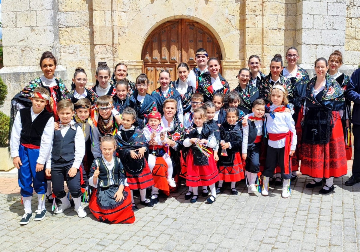 Villaviudas danza a San Isidro Labrador