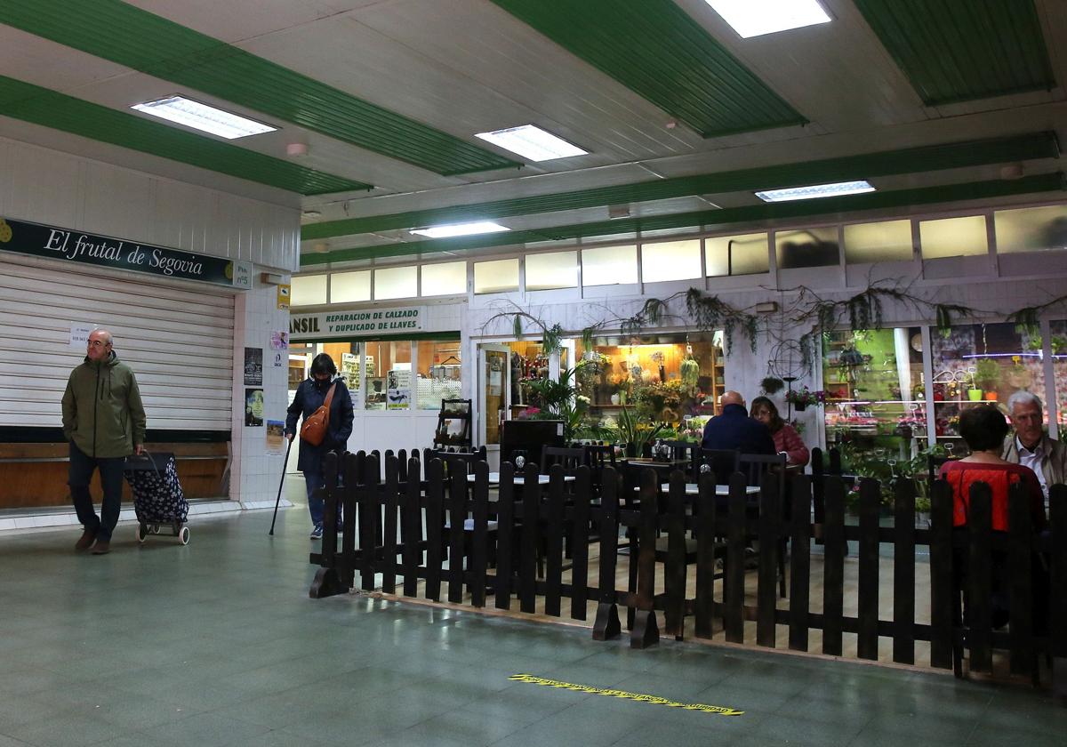 Zona acotada dentro del mercado para tomar un refrigerio, que con el permiso municipal podría situarse en el exterior.