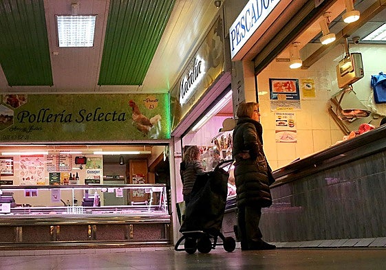 Clientas en unos puestos del Mercado Municipal de La Albuera, en Segovia.