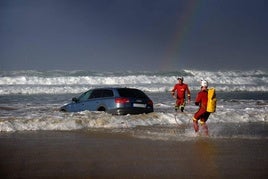 La subida de la marea complicó las labores de rescate del vehículo.