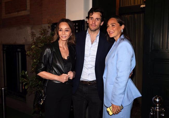 Isabel Presyler, con su hija Tamara y su yerno Íñigo, en la inauguración del restaurante.