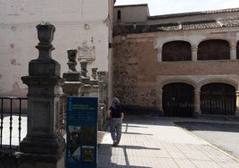 Una mujer pasea junto a uno de los accesos al convento de San Antonio el Real, en la ciudad de Segovia.