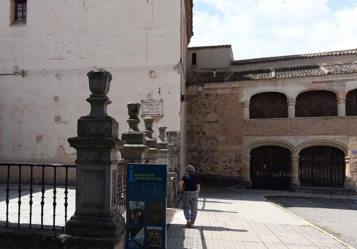 Una mujer pasea junto a uno de los accesos al convento de San Antonio el Real, en la ciudad de Segovia.