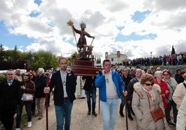 Numerosos vallisoletanos festejan a San Isidro en el día del santo.