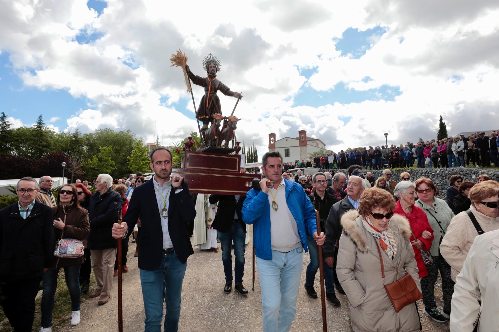 Numerosos vallisoletanos festejan a San Isidro en el día del santo.