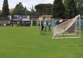 Directivos de la Segoviana, junto a responsables de Primera Federación, este lunes, en el campo de La Albuera.