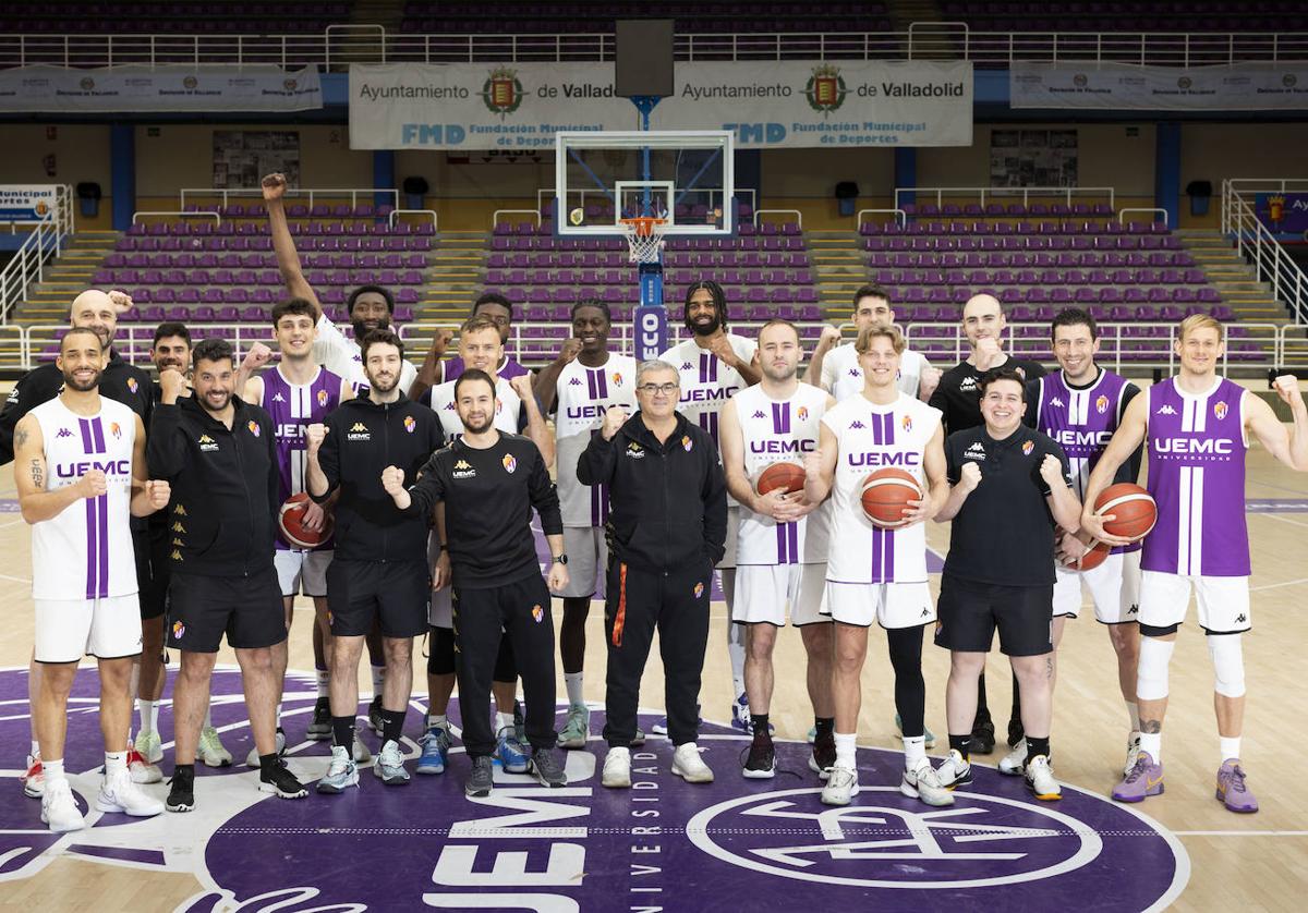 La plantilla del Real Valladolid Baloncesto posa unida en el penúltimo entrenamiento antes de jugar en Burgos.