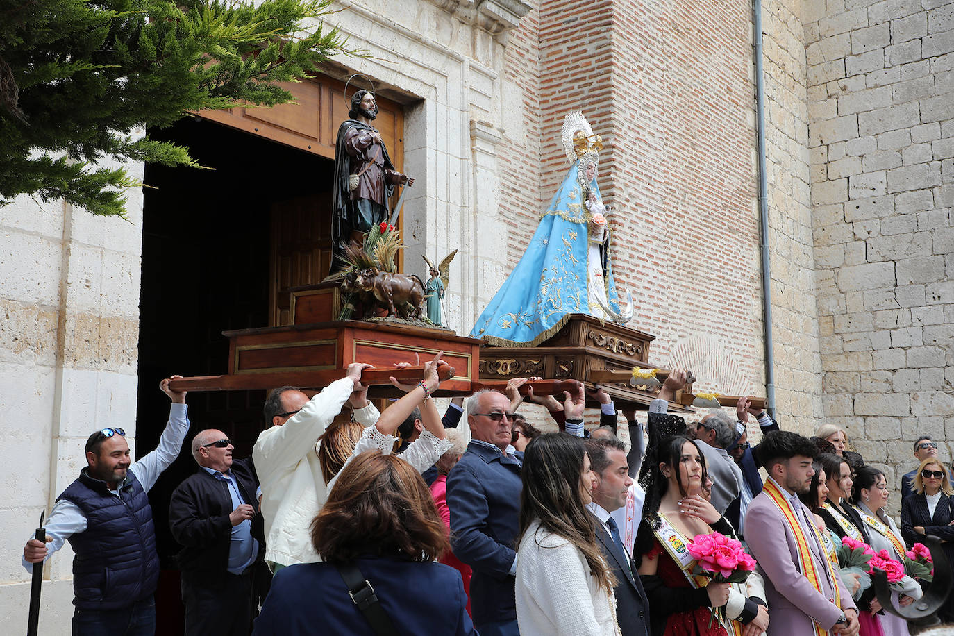 San Isidro y la Virgen salen en procesión en Valdestillas.